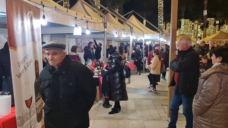 Atmosferë festive në Durrës, panairi ‘Verë dhe Traditë’ mbledh qytetarët në shesh
