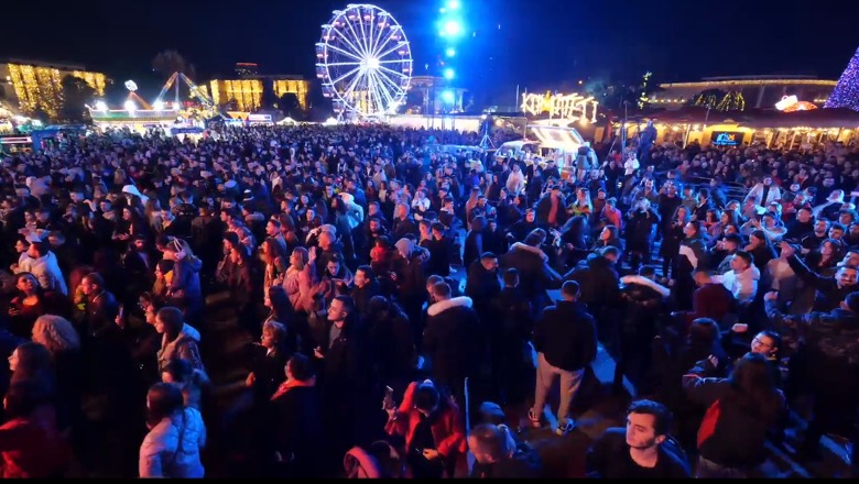 VIDEO/Krishtlindjet, koncert në Tiranë/ Qytetarët këngë e valle tradicionale në sheshin ‘Skënderbej’ 