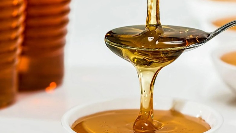 Arsyet pse duhet të hani një lugë mjaltë para gjumit