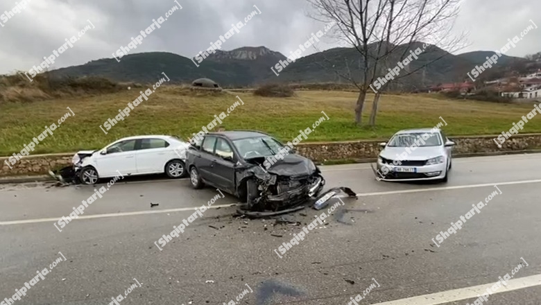 Dy aksidente në Pogradec - Qafë Thanë! 5 makina të përplasura, 6 persona me lëndime të lehta