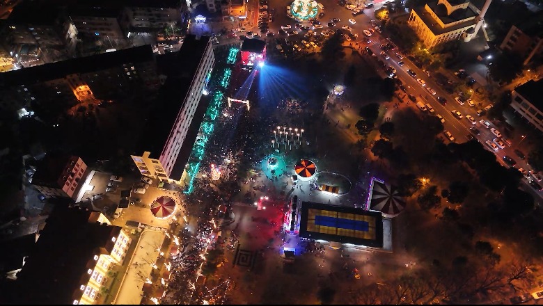 Viti i ri 2024/ Spektakël si asnjëherë më parë në Shkodër, fishekzjarret ndriçojnë qiellin, kryebashkiaku Beci në shesh me qytetarët 