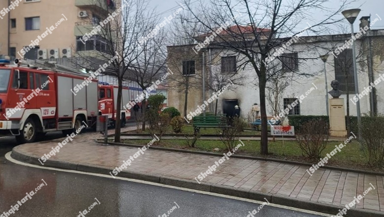 FOTO/ Zjarri përfshin rrobaqepsinë në Rrëshen, u ndez nga 40 vjeçarja, policia e heton në gjendje të lirë