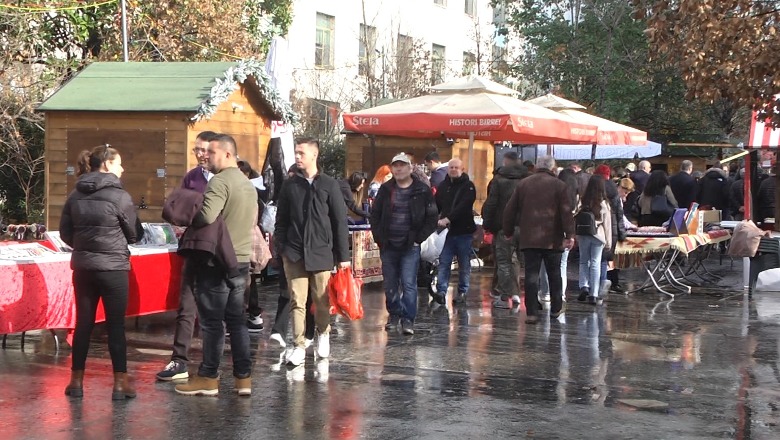 Tiranë/ Vijon atmosfera festive në sheshin Skënderbej! Pushimet drejt fundit, qytetarët gati për një vit plot sfida