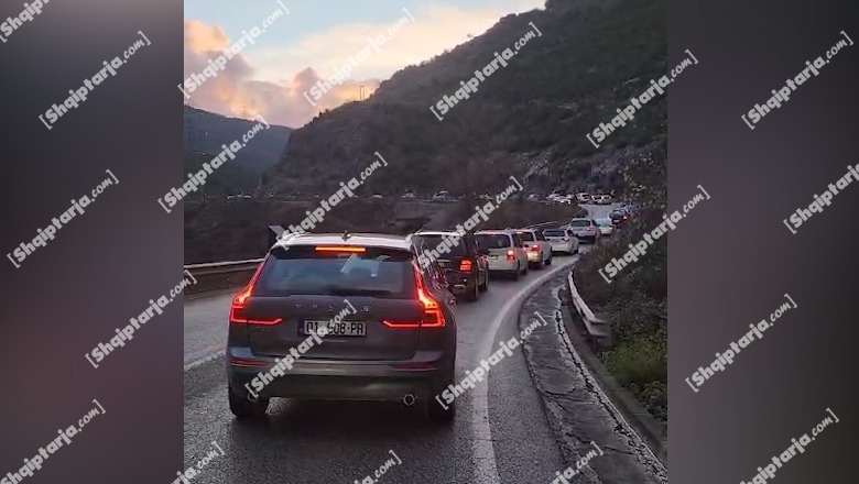 Qytetarët kthehen në shtëpi pas festës, varg makinash në aksin Elbasan- Prrenjas, fluks edhe drejt Tiranës