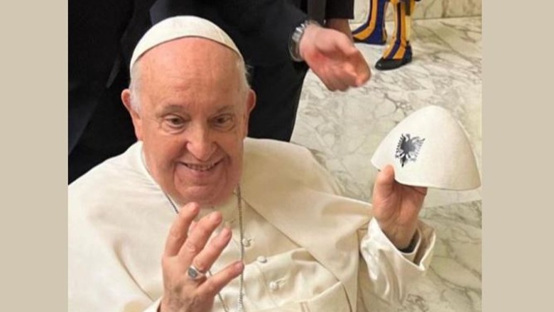 FOTOLAJM/ Papa Françesku me plis shqiptar me shqiponjën dykrenare