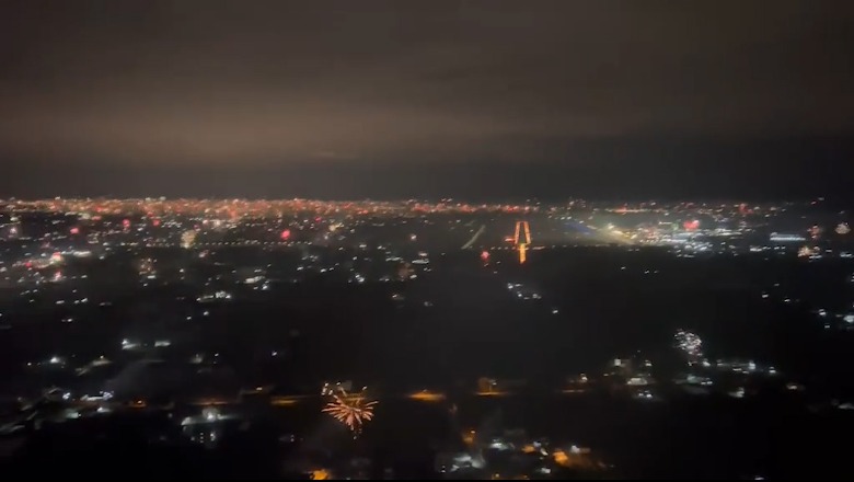 Tirana atmosferë 'magjike' në minutat e para të Vitit të Ri 2024, shikoni videon nga avioni