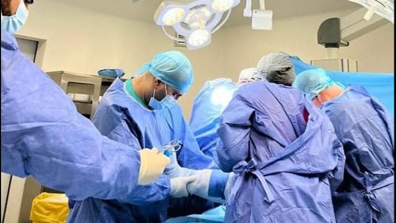 FOTO/ 'Realizohet me sukses ndërhyrja e vështirë kirurgjikale në Spitalin Memorial të Fierit'
