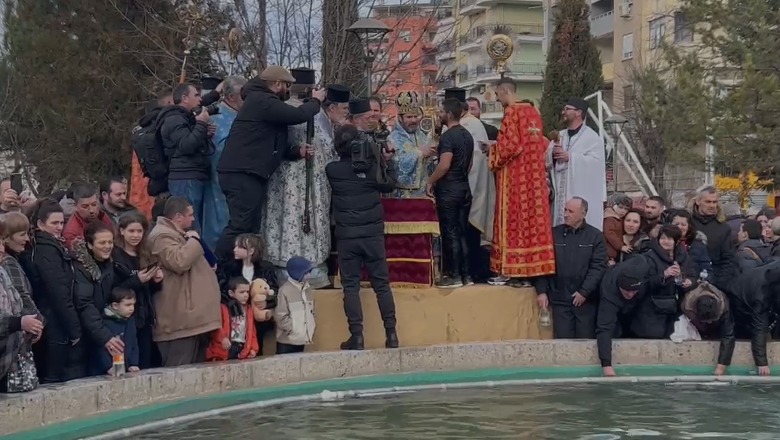 Besimtarët ortodoksë kremtojnë Ditën e Ujit të Bekuar në Durrës, Korçë e Pogradec