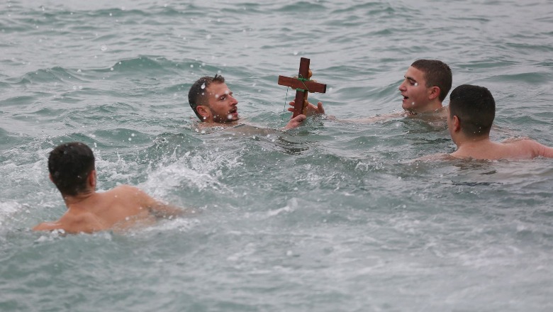  Besimtarët ortodoksë kremtojnë ditën e Ujit të Bekuar