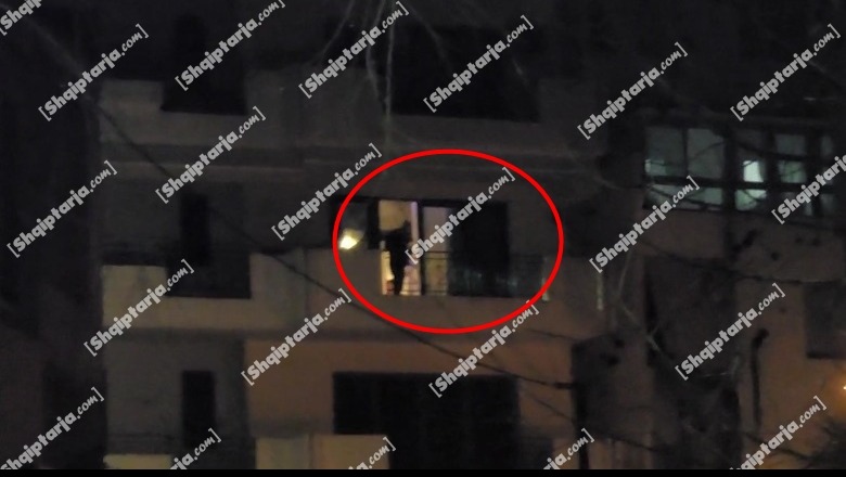 Vlorë, plumb në kokë 23 vjeçarit në ballkon, po pinte cigare! Dyshohet se u ekzekutua me snajper, qitja u bë nga 'BMW'! 2 persona ndihmuan autorin të largohej