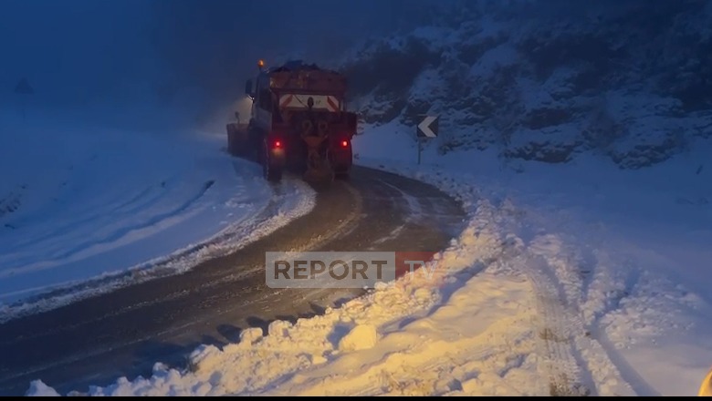 Reshje të dendura bore dhe erë në Korçë e Kukës, fshatrat malorë në izolim, qindra familje pa drita
