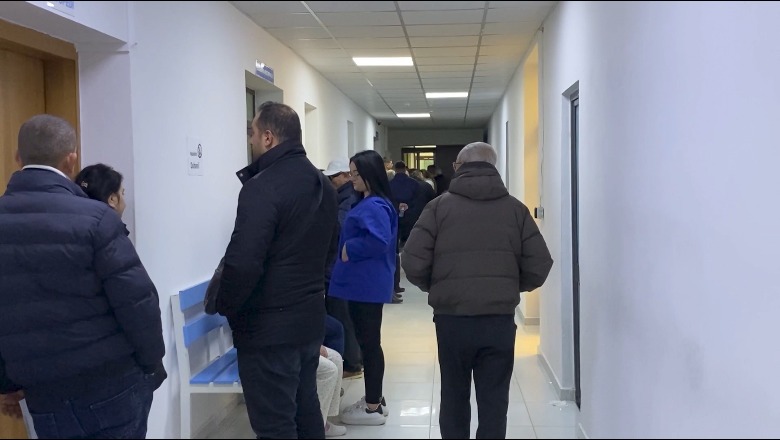 Virozat e stinës, fluks i shtuar në spitalin e Beratit, mjekët: Kemi mbi 130 vizita në ditë në urgjencë dhe 100 në pediatri! Rastet e rënda i çojmë në Tiranë