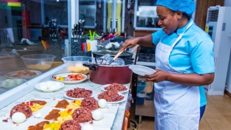 VIDEO/ Kuzhinieria nga Gana thyen rekord botëror, gatuan pa pushim për më shumë se 227 orë