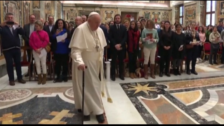 VIDEO/Papa Françesku nuk lexon dot fjalimin: Më falni, por kam pak bronkit