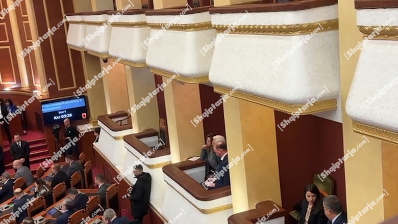 VIDEOLAJM/ Ambasadorët vëzhgojnë nga lozha e Kuvendit ‘zhurmuesit’ e Rithemelimit