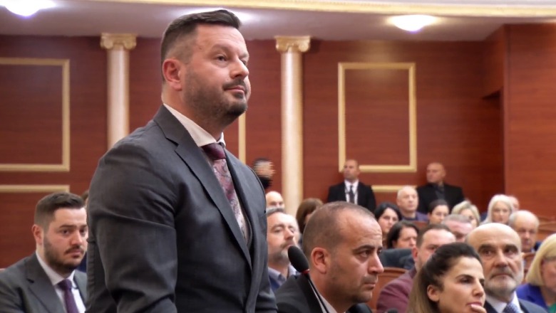 Zëvendëson Ahmetajn, Plarent Ndreca betohet si deputet i Kuvendit mes kaosit 
