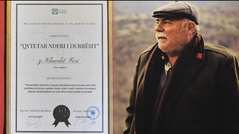 Durrës, nderohet pas vdekjes aktori Xhevdet Ferri me titullin ‘Nderi i qytetit’! E bija: Do të ishte shumë mirënjohës