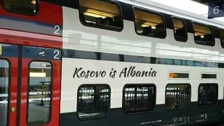 Fotolajm/ 'Kosova është Shqipëri' mbishkrimi në një tren në Zvicër
