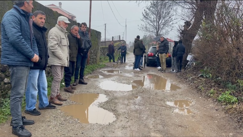 Protestë në Shkodër, 500 banorë të Dragoçit pa rrugë: Jemi në hall! Kemi 30 vite në këtë gjendje