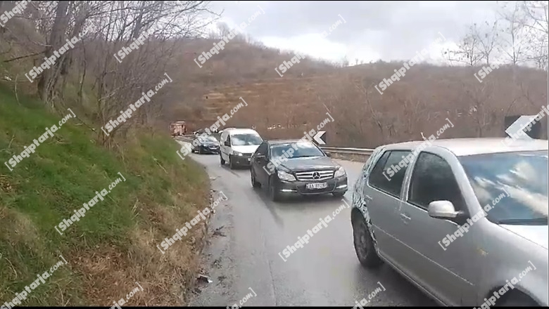 Aksident në rrugën Korçë-Pogradec, përplasen 2 automjete për shkak të lagështirës! Krijohen radhë të gjata trafiku