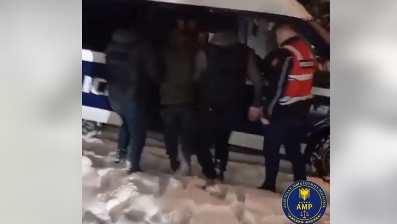 Makinat e vjedhura në Greqi, hynin lirshëm në Kakavijë, pezullohen 3 efektivë të doganës dhe polici i hetimit të krimeve në Korçë! Arrestohet 'trafikanti' (EMRAT) 