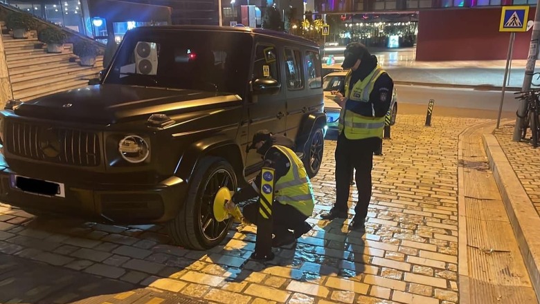 Policia Bashkiake masa për parkimet abuzive në Tiranë: Bllokim mjeti nëse nuk shlyeni detyrimet
