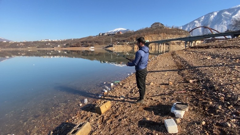 Peshkatari 35-vjeçar, besnik i liqenit të Fierzës prej 10 vitesh! Admir Rexha: Dal të kaloj stresin, pa punë jam! Shqetësuese gjuetia me dinamit