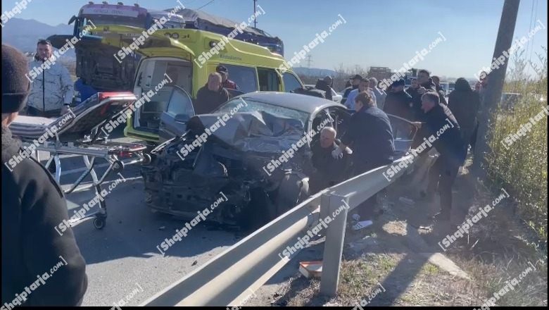VIDEO/ Volkswagen përplaset me kamionin, vdes pasagjeri 80 vjeçar, plagosen rëndë shoferi dhe 2 të tjerë 
