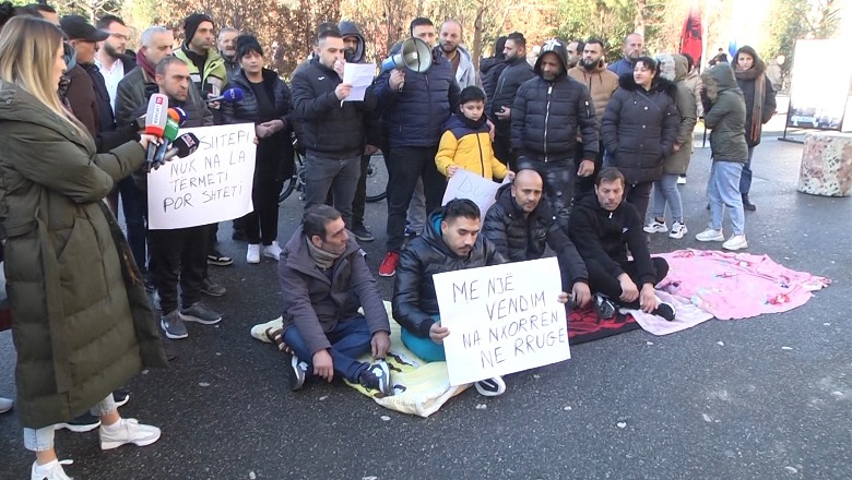 Familjet te ish-godina e komunales protestë: Na ndërprenë bonusin e qirasë pas tërmetit! Bashkia e Tiranës: Zaptuan pronën shtet, por do u japim bonus 