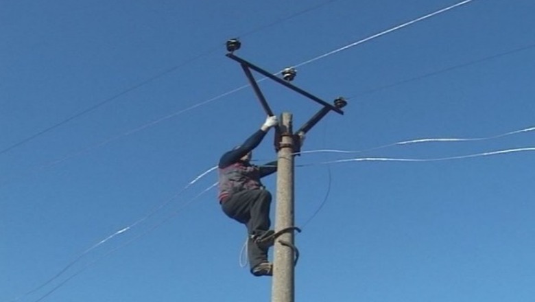 Mirditë/ Po shkarkonte shtyllat e drurit nga kamionçina, plagoset rëndë elektricisti i OSHEE-së, e zunë nën vete! Dërgohet te Trauma, nisin hetimet