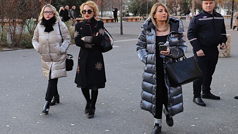 FOTO / Nuk votuan ndihmën ekonomike për njerëzit në nevojë, këshilltarët e Berishës dhe Metës shkojnë me ‘Armani’ dhe ‘Moncler’ në Këshill Bashkiak