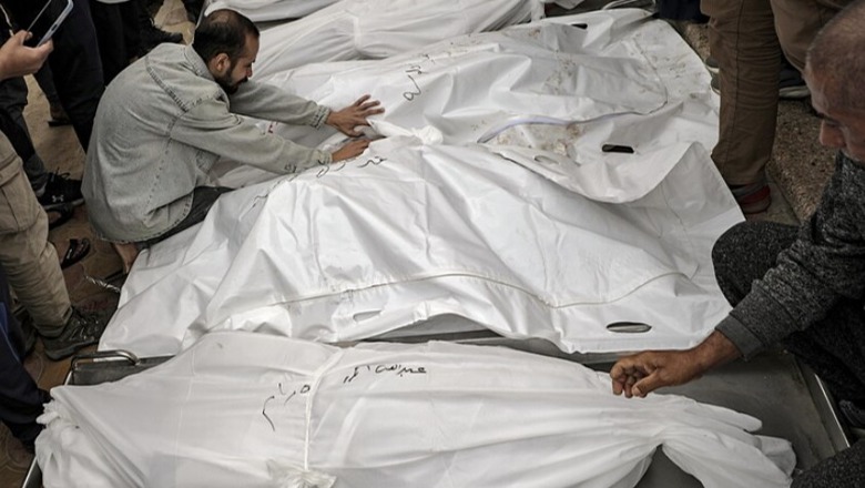 Al Jazeera: Me pranga dhe sytë e lidhur, gjendet një varr masiv me 30 kufoma në Gaza