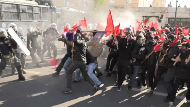 FOTO/ Studentët në Greqi kundër hapjes së Universiteteve private, përleshen me policinë