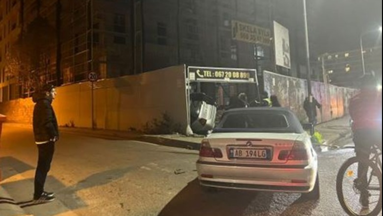 FOTO/ Aksident në Tiranë, dy makina përplasen ‘kokë më kokë’, një prej mjeteve përfundon në kantierin e ndërtimit