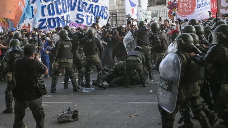 Argjentinë/ Qytetarët protestojnë kundër reformës 'omnibus’, policia qëllon me plumba gome! Një gazetar goditet në fytyrë