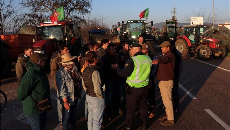 Vala e protestave shtrihet edhe në Portugali, fermerët organizohen nëpërmjet rrjeteve sociale, bllokojnë rrugët që lidhin vendin me Spanjën