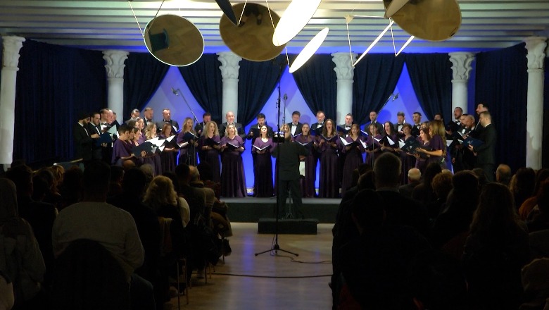 Kori i Filarmonisë së Kosovës nis festën e Pavarësisë në Tiranë! Artistët këndojnë pjesë shqiptare, befasojnë publikun 