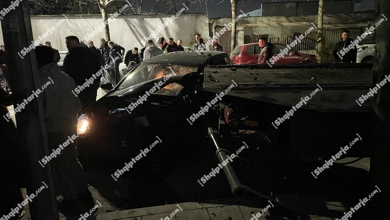 Tiranë/ Makina me shpejtësi përplaset me karrotrecin, katër të rinj të plagosur! Foto nga aksidenti