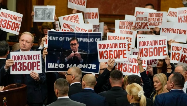 Kuvendi i Serbisë konstituohet mes fishkëllimave e pankartave, opozita betohet në korridor