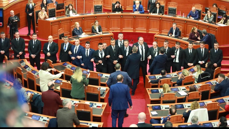 Të enjten seanca parlamentare, pa 23 deputetë të Bardhit e Berishës! PS voton pr/ligjin e lojrave të fatit dhe dekoratat, s'e ndal skenari i Rithemelimit