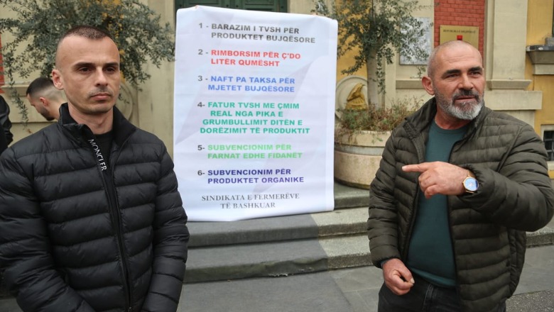 Fermerët në protestë para ministrisë së Bujqësisë, shpalosin pankartën me 6 kërkesa 