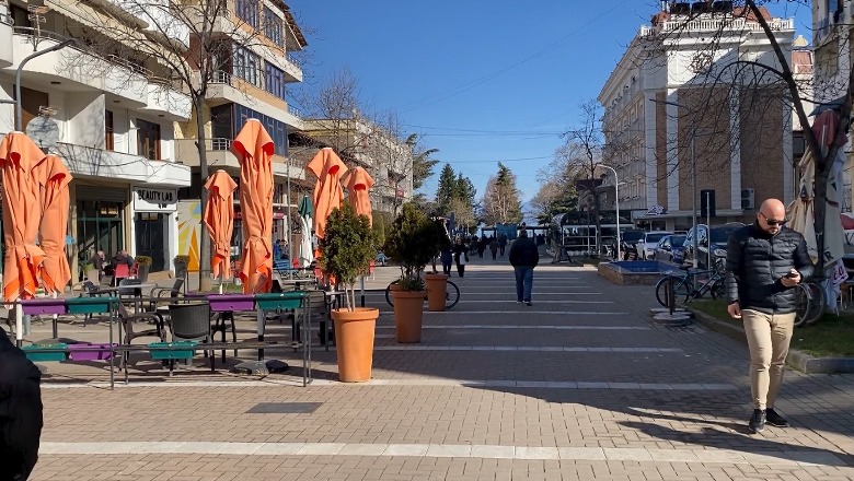 Qytetarët në Pogradec shqetësohen nga kafet në pedonale: Na zënë hapësirën! Bashkia: E njeh ligji shfrytëzimin e hapësirës për biznes