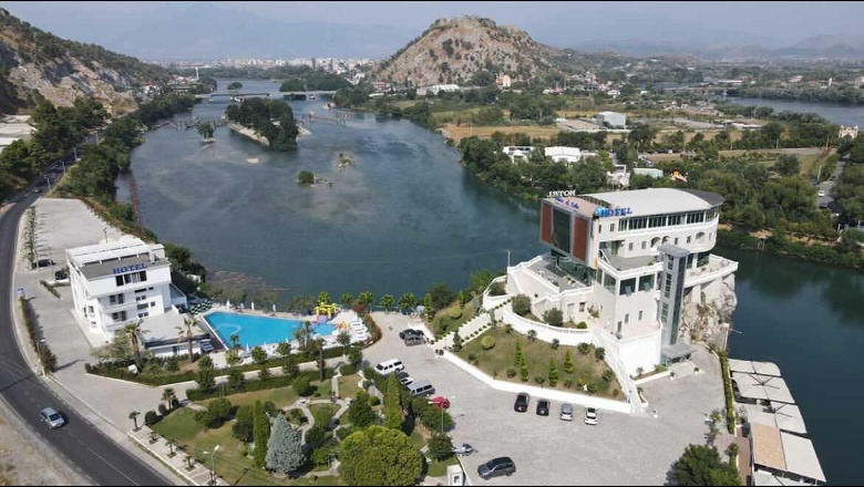 FOTO/ 'Princi i Liqenit' të Shkodrës bëhet i shtetit, SPAK konfiskon pasuritë e Gëzim Cafit