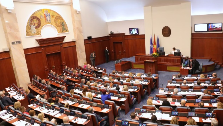 Kuvendi i Maqedonisë së Veriut shkarkon dy ministrat shqiptar