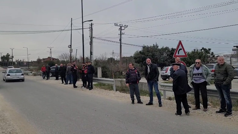 Protestë te mbikalimi i Fllakës në Durrës, banorët: Vendosja e barrierave na izolon, bllokon rrugën dytësore