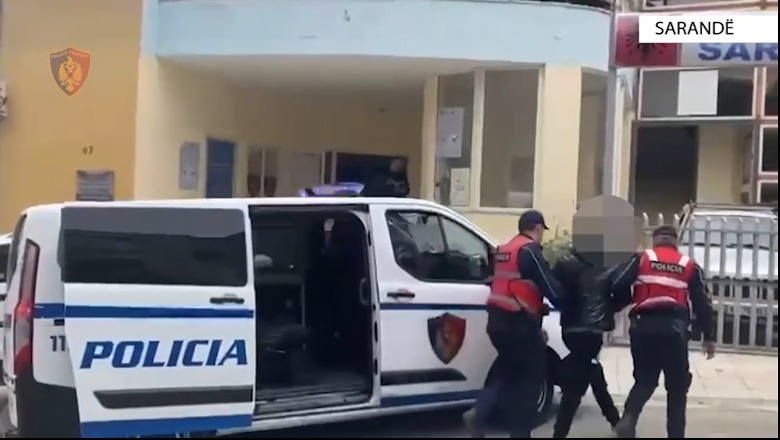 Sarandë/ Fshihte në banesë kallashnikovin me tre krehra, arrestohet 31-vjeçari, 15-vjeçari në hetim për moskallëzim krimi