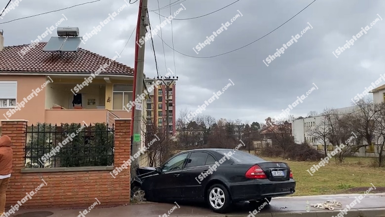 Makina përplaset me shtyllën e tensionit të lartë në aksin Pogradec-Tushemisht, OSHEE ndërpret energjinë elektrike në disa lagje