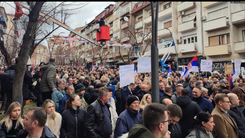 Serbët në Mitrovicë të Veriut protestojnë kundër ndalimit të dinarit