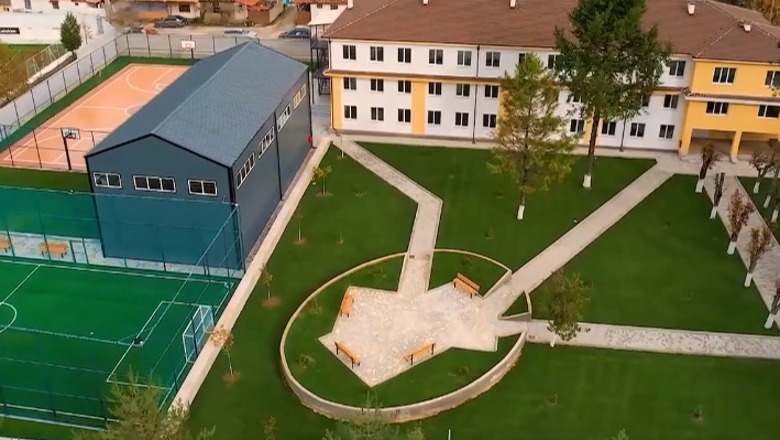 VIDEO/ Përfundon rindërtimi në shkollën ‘Myrteza Sala’ në Bilisht, hap dyert për 420 nxënës e mësues