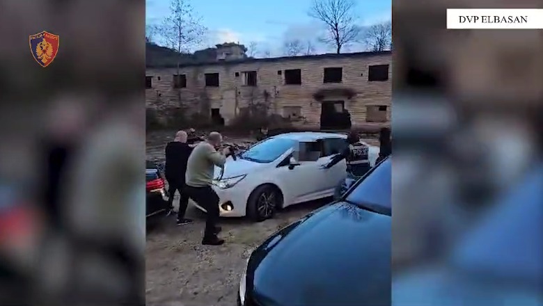 VIDEO/ Me kallashnikovë në duar, forcat operacionale rrethojnë makinën e dy të rinjve dhe u vënë prangat! Do trafikonin armë në Maqedoni